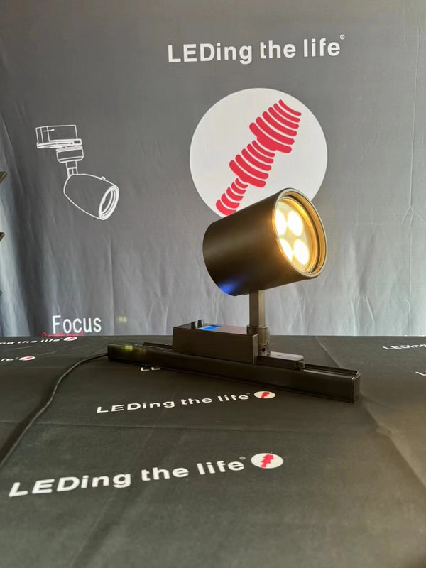 8693,Wagner,Smart track light,30W,0-100%dimmable and 2700K-5600k changeable for painting lighting,Culture lighting,Beam angle 10°-50°±1°